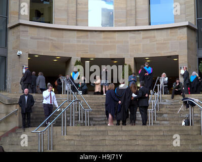 Universitätsabschluss in Glasgow royal Concert Hall schwappt die Schritte der Sauchiehall und Buchanan Street junction Stockfoto