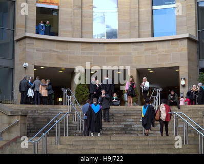 Universitätsabschluss in Glasgow royal Concert Hall schwappt die Schritte der Sauchiehall und Buchanan Street junction Stockfoto