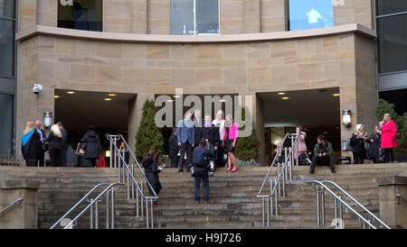 Universitätsabschluss in Glasgow royal Concert Hall schwappt die Schritte der Sauchiehall und Buchanan Street junction Stockfoto