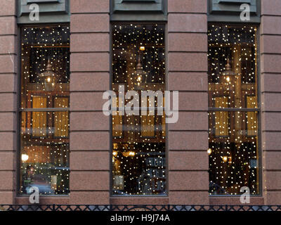 Fenster des Glasgower Restaurants mit Weihnachtsdekoration Stockfoto