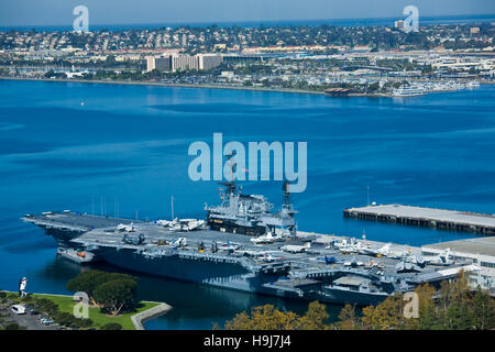 Die US Navy Flugzeugträger Midway Museum in der Innenstadt von San Diego, CA am Wasser. Stockfoto