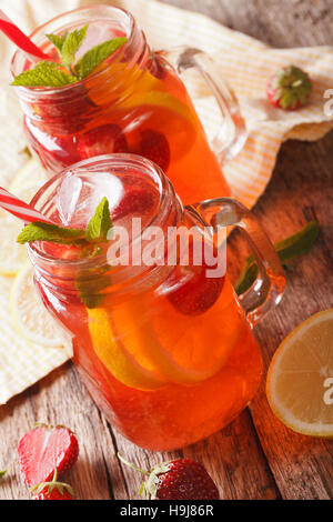 Erfrischende Erdbeeren Limonade mit Minze in einem Glas auf dem alten Tisch hautnah. vertikale Stockfoto