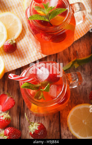 hausgemachte Erdbeer Limonade in Glas-Glas-Nahaufnahme auf dem Tisch. vertikale Ansicht von oben Stockfoto
