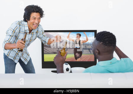 Das zusammengesetzte Bild der Sportler seinen Sieg feiern. Stockfoto