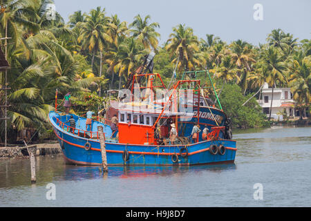 Bunte Fischerboote in Kerala, in der Nähe von Alleppey, Indien Stockfoto