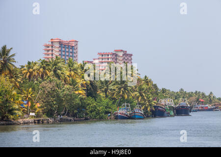 Blöcke von Wohnungen oder in Apartments auf der Seite des Kanals Westküste, in der Nähe von SAlleppey, Kerala, Indien Stockfoto