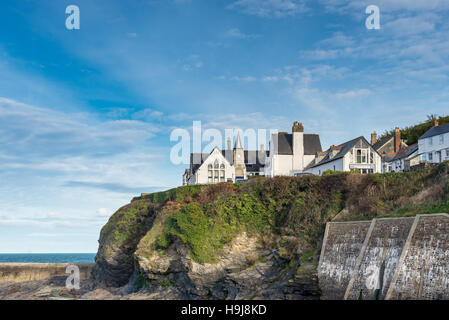 Gebäude mit Blick auf den Hafen von Port Isaac an Cornwalls Nordküste Stockfoto