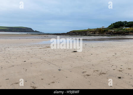 Blick über Daymer Bay in Richtung Nordatlantik und Padstow Bay unter Himmel bedrohlich Stockfoto