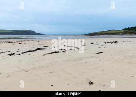 Über den breiten Strand von Daymer Bay in Richtung Nordatlantik. Stockfoto