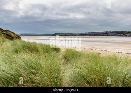 Über Sanddünen und die Mündung des Camel mit Blick auf die kornischen Stadt Padstow, bekannt für seinen Hafen und Restaurants. Stockfoto