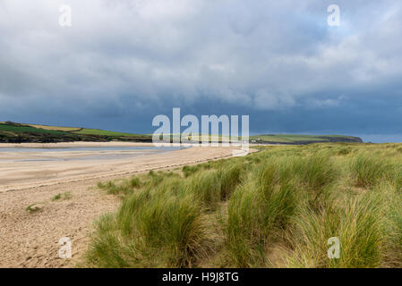 Dünen und Strand unter stürmischen Himmel. Blick von der Daymer Bay in Richtung Padstow Bay in North Cornwall über Sanddünen. Stockfoto