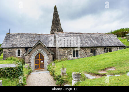 Die Kirche in St Enodoc ist teilweise in den Sanddünen am Rande der Daymer Bay in Cornwall getaucht. Stockfoto