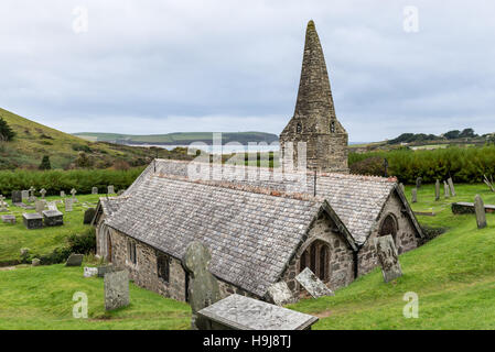 Die Kirche in St Enodoc versinkt teilweise in Sanddünen am Rande der Daymer Bay in Cornwall. Dichter-Laureatus Sir John Betjeman wurde hier begraben. Stockfoto