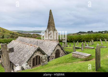 Die Kirche in St Enodoc ist teilweise in den Sanddünen am Rande der Daymer Bay in Cornwall getaucht. Sir John Betjeman ist auf dem Friedhof begraben. Stockfoto