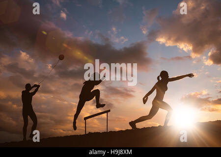Zusammengesetztes Bild des Höhenplans der Sportlerin Praktizierenden Diskus werfen Stockfoto