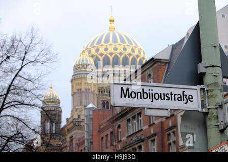 Synagoge Neue Synagoge und Monbijoustraße Straßenschild Monbijoustraße im Bezirk Spandauer Vorstadt Mitte Berlin, Deutschland Europa EU KATHY DEWITT Stockfoto