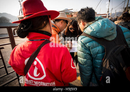 Offiziellen Seoul Tourist Information Warden helfen Touristen auf der Straße, Seoul, Korea Stockfoto