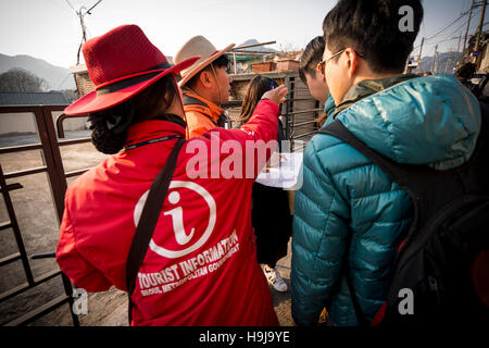 Offiziellen Seoul Tourist Information Warden helfen Touristen auf der Straße, Seoul, Korea Stockfoto