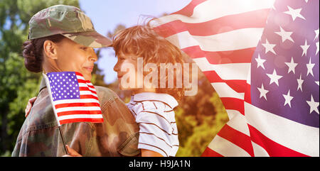 Zusammengesetztes Bild der Armee Frau mit Sohn Stockfoto