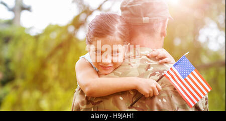 Porträt von Mädchen umarmt Armee Offizier Vater Stockfoto