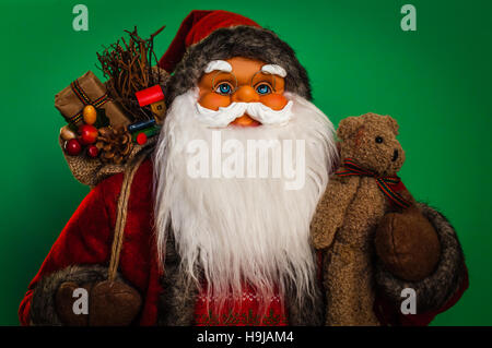 Santa Claus Oberkörper hautnah mit grünem Hintergrund. Stockfoto