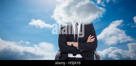 Zusammengesetztes Bild des ernsthaften Geschäftsmann sitzen mit verschränkten Armen Stockfoto