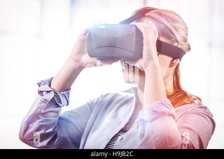 Frau mit einem virtual-Reality-Gerät Stockfoto