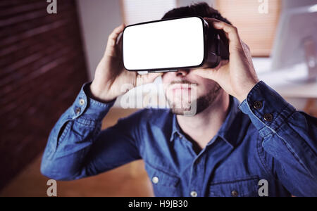 Mann mit virtuellen Glas Stockfoto