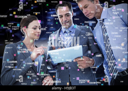 Zusammengesetztes Bild der Geschäftsmann zeigt Tablet an seine Kollegen Stockfoto