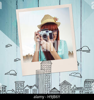 Zusammengesetztes Bild Porträt einer lächelnden Hipster-Frau mit Retro-Kamera Stockfoto