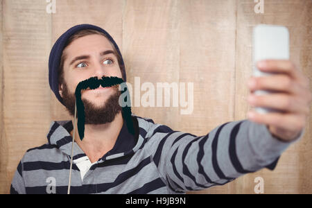 Zusammengesetztes Bild Hipster Gesicht während der Einnahme von Selfie auf Handy machen Stockfoto