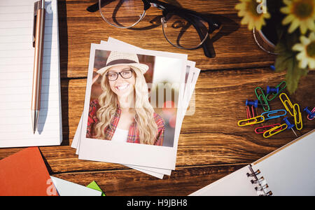 Zusammengesetztes Bild des wunderschönen lächelnden blonden Hipster posiert Stockfoto