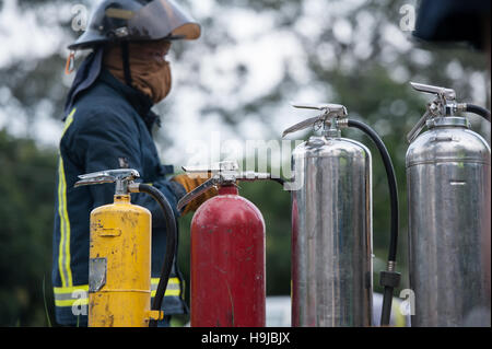 Eine Feuerwehr kleiden ihre Klage vor der Inbetriebnahme Stockfoto