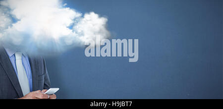 Zusammengesetztes Bild des Porträts von zuversichtlich Geschäftsmann Text Messaginh durch smart-phone Stockfoto