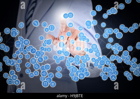 Zusammengesetztes Bild des Kaufmanns unsichtbar Bildschirm berühren Stockfoto
