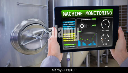 Zusammengesetztes Bild des abgeschnittenen Hand des Menschen halten digital-Tablette Stockfoto
