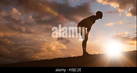 Zusammengesetztes Bild des Höhenplans Sportler posieren seine Hände auf die Knie Stockfoto