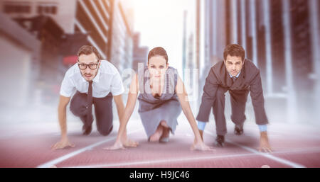 Zusammengesetztes Bild von Geschäftsleuten Rennen startbereit Stockfoto