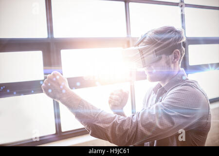Geschäftsmann mit virtual-Reality-Gerät Stockfoto
