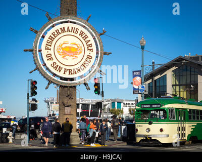 Ein Blick auf die berühmte Fishermans Wharf Zeichen, mit einer F-Line-Straßenbahn vor, in San Francisco, Kalifornien. Stockfoto