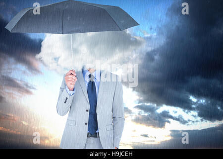 Zusammengesetztes Bild des lächelnden Geschäftsmann Blick in die Kamera unter Dach Stockfoto