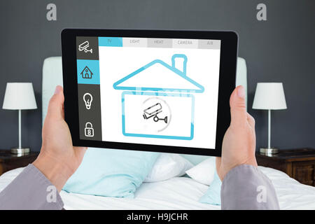 Zusammengesetztes Bild des abgeschnittenen Hand des Menschen halten digital-Tablette Stockfoto