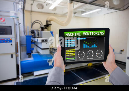 Zusammengesetztes Bild des abgeschnittenen Hand des Menschen halten digital-Tablette Stockfoto