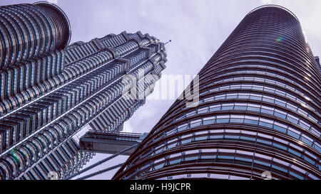 Dynamische perspektivische Ansicht von unten nach oben auf Petronas Towers hautnah. Stockfoto