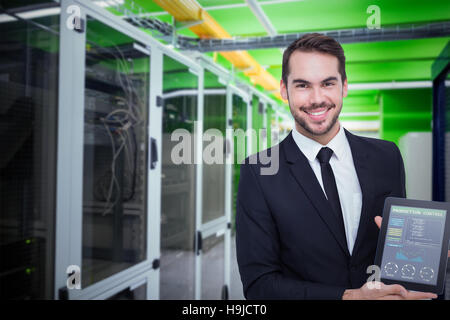 Zusammengesetztes Bild des lächelnden Geschäftsmann mit seinem TabletPC Stockfoto