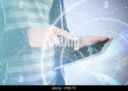 Zusammengesetztes Bild der freigestellten Bild des Mannes mit tablet Stockfoto