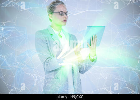 Zusammengesetztes Bild der Geschäftsfrau mit digital-Tablette Stockfoto