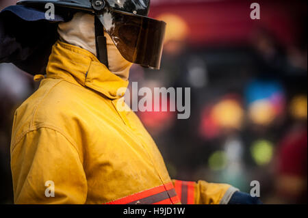 Eine Feuerwehr kleiden ihre Klage vor der Inbetriebnahme Stockfoto