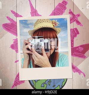 Zusammengesetztes Bild Porträt einer lächelnden Hipster-Frau mit Retro-Kamera Stockfoto