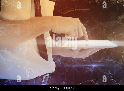 Zusammengesetztes Bild des Kaufmanns Scrollen auf seinem TabletPC Stockfoto